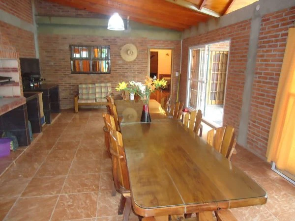 Excelente chalet 5 amb. con quincho, parque y pileta - Se alquila sólo por quincena completa y sólo a través de este aviso - Casa/Chalet en San Bernardo