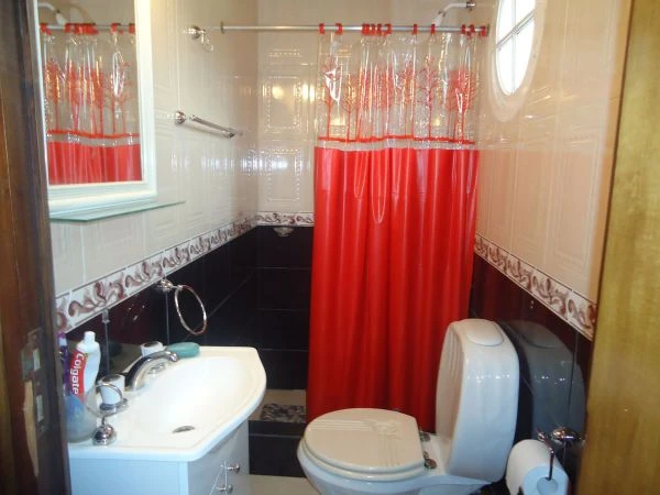 Excelente chalet 5 amb. con quincho, parque y pileta - Se alquila sólo por quincena completa y sólo a través de este aviso - Casa/Chalet en San Bernardo