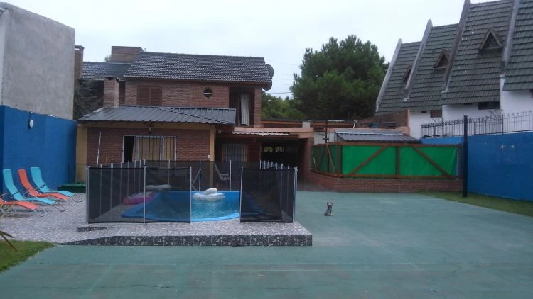 Excelente chalet 5 amb. con quincho, parque y pileta - Se alquila sólo por quincena completa y sólo a través de este aviso - Casa/Chalet en San Bernardo
