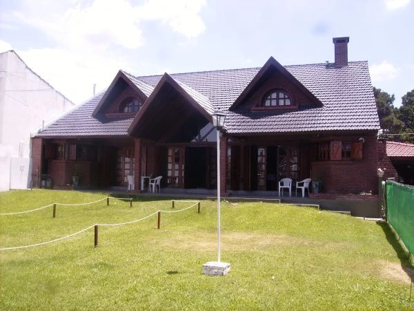 4 Ambientes - Con Gran Parque - Con estacionamiento - Ubicado a 50 mts. del Mar - A 2 cuadras del centro - Casa/Chalet en La Lucila del Mar
