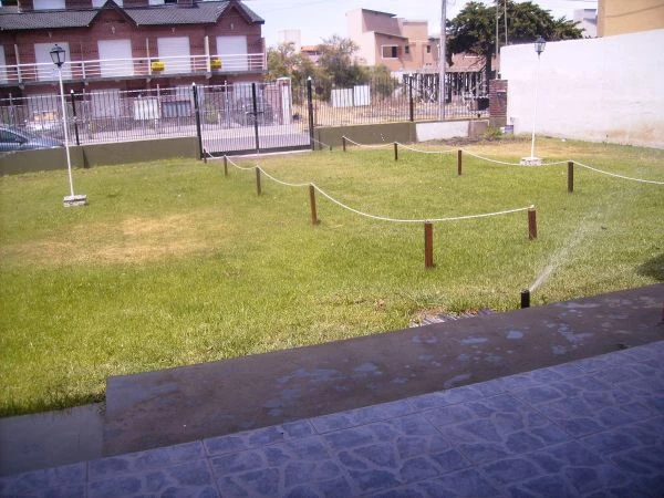 4 Ambientes - Con Gran Parque - Con estacionamiento - Ubicado a 50 mts. del Mar - A 2 cuadras del centro - Casa/Chalet en La Lucila del Mar