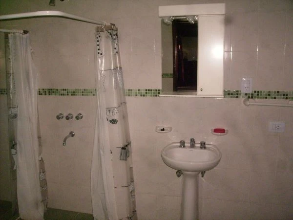 4 Ambientes - Con Gran Parque - Con estacionamiento - Ubicado a 50 mts. del Mar - A 2 cuadras del centro - Casa/Chalet en La Lucila del Mar