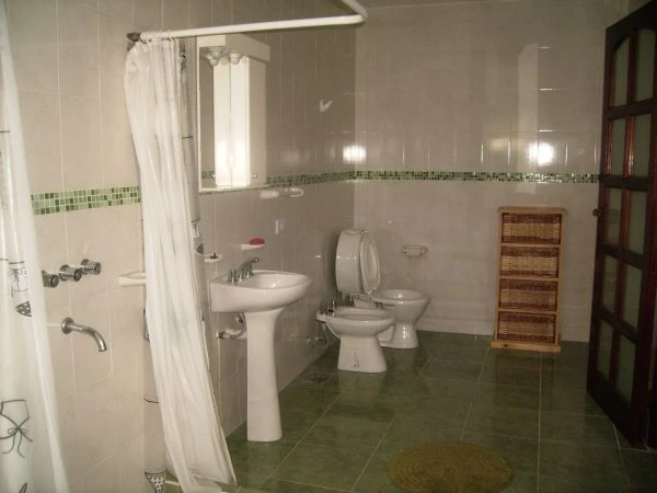 4 Ambientes - Con Gran Parque - Con estacionamiento - Ubicado a 50 mts. del Mar - A 2 cuadras del centro - Casa/Chalet en La Lucila del Mar