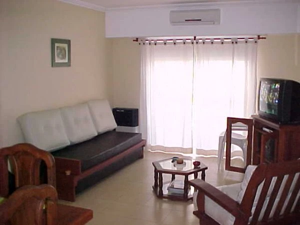 2 Ambientes - Residencia temporal Médanos - Ubicado a 120mts de los balnearios - a 3 cuadras de la peatonal. - Departamento en Necochea