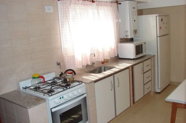 2 Ambientes - Residencia temporal Médanos - Ubicado a 120mts de los balnearios - a 3 cuadras de la peatonal. - Departamento en Necochea