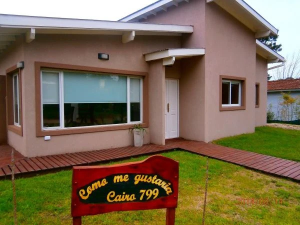 4 Ambientes - Tranquila y Segura - Entrada de Auto - Ubicado a 7 cuadras del Mar - A 8 cuadras del centro de Valeria del Mar - Casa/Chalet en Ostende