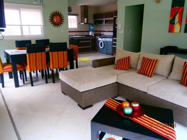 4 Ambientes - Tranquila y Segura - Entrada de Auto - Ubicado a 7 cuadras del Mar - A 8 cuadras del centro de Valeria del Mar - Casa/Chalet en Ostende