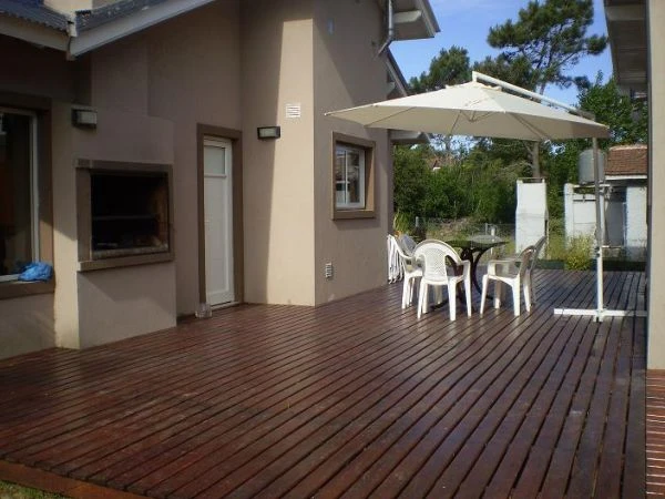 4 Ambientes - Tranquila y Segura - Entrada de Auto - Ubicado a 7 cuadras del Mar - A 8 cuadras del centro de Valeria del Mar - Casa/Chalet en Ostende
