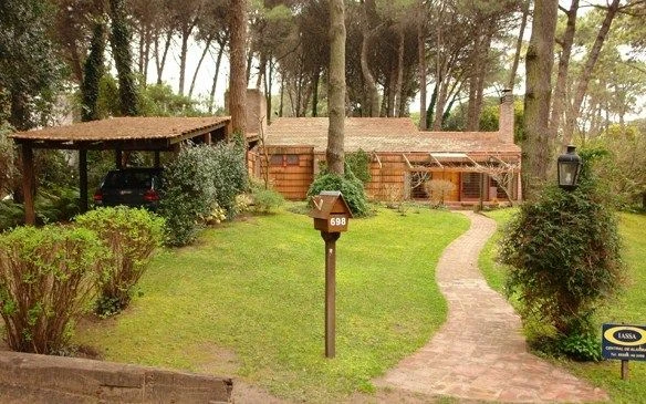 Máximo Confort - Más de 4 ambientes - Ubicada a 4 cuadras del Centro Comercial - A 8 cuadras de la playa. - Casa/Chalet en Cariló