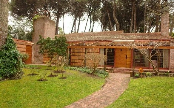 Máximo Confort - Más de 4 ambientes - Ubicada a 4 cuadras del Centro Comercial - A 8 cuadras de la playa. - Casa/Chalet en Cariló