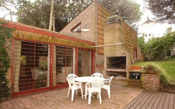 Máximo Confort - Más de 4 ambientes - Ubicada a 4 cuadras del Centro Comercial - A 8 cuadras de la playa. - Casa/Chalet en Cariló