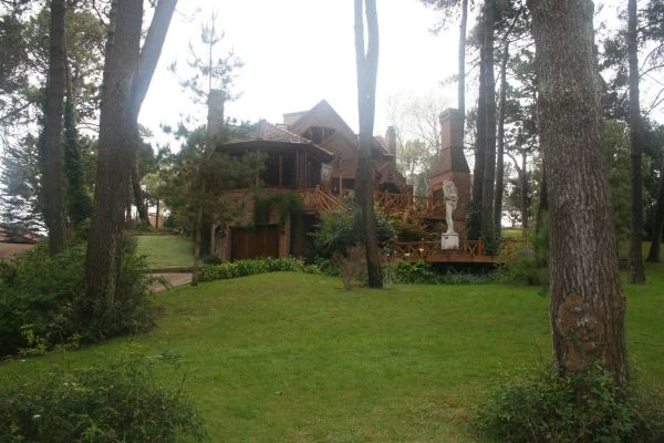 Amplio Chalet en Parque Arbolado - Frente al Golf Pinamar - Ubicado a 4 cuadras del Mar - A 8 cuadras del Balneario UFO Point. - Casa/Chalet en Pinamar