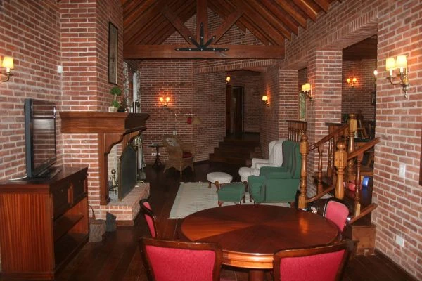 Amplio Chalet en Parque Arbolado - Frente al Golf Pinamar - Ubicado a 4 cuadras del Mar - A 8 cuadras del Balneario UFO Point. - Casa/Chalet en Pinamar