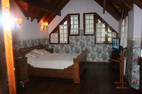 Amplio Chalet en Parque Arbolado - Frente al Golf Pinamar - Ubicado a 4 cuadras del Mar - A 8 cuadras del Balneario UFO Point. - Casa/Chalet en Pinamar
