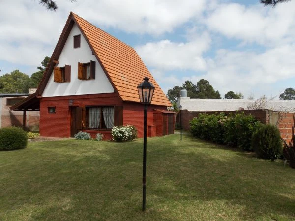 Excelente Chalet - 4 Ambientes - Único - Ubicado en zona única y residencial. - Casa/Chalet en San Bernardo