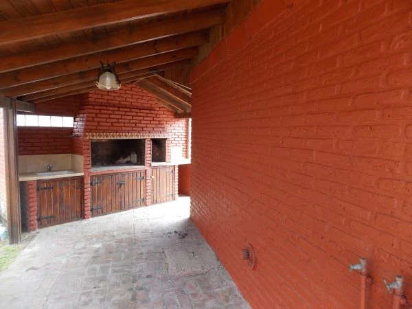 Excelente Chalet - 4 Ambientes - Único - Ubicado en zona única y residencial. - Casa/Chalet en San Bernardo
