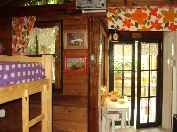 Cabaña artesanal muy segura - 6 cuadas del mar se puede ir caminando - Cabaña en Claromecó
