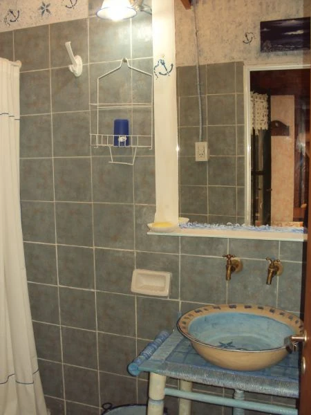 Cabaña artesanal muy segura - 6 cuadas del mar se puede ir caminando - Cabaña en Claromecó