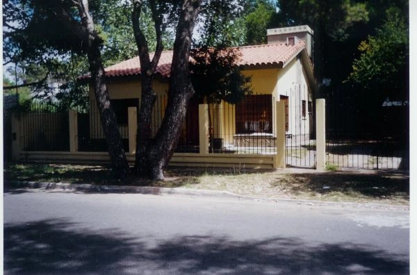 Chalet ideal para 2 familias - 4 ambientes- Cochera para 3 autos. - A 4 cuadras del Mar y a 3 cuadras de la Peatonal. - Casa/Chalet en San Bernardo