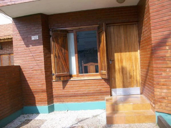 Excepcional ubicación - Muy bien ambientado y confortable - Súmamente acogedor. - A 1 cuadra del Mar, sobre la Calle Principal.  - Dúplex/Tríplex en La Lucila del Mar