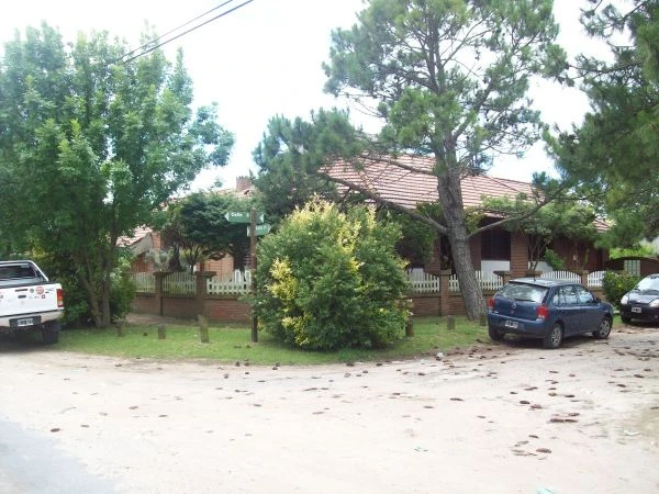 Excelente propiedad - Construida sobre terreno de 30 x 33 de Fondo - Esquina - Barrio Escurra Medrano - A 1 cuadra de Av San Bernardo. - Casa/Chalet en San Bernardo