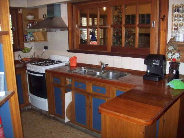 Excelente propiedad - Construida sobre terreno de 30 x 33 de Fondo - Esquina - Barrio Escurra Medrano - A 1 cuadra de Av San Bernardo. - Casa/Chalet en San Bernardo
