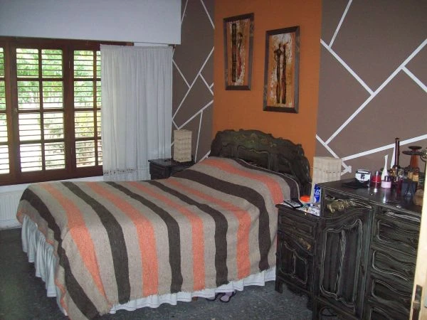 Excelente propiedad - Construida sobre terreno de 30 x 33 de Fondo - Esquina - Barrio Escurra Medrano - A 1 cuadra de Av San Bernardo. - Casa/Chalet en San Bernardo