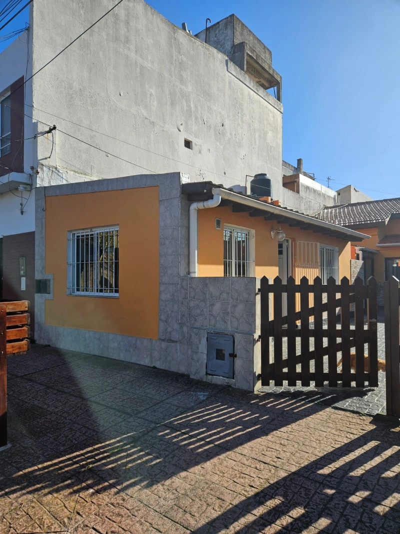 2 Ambientes - Excelente Ubicación - Ubicado a 6 cuadras del Mar y 5 de Coto. - Departamento en Mar de Ajó