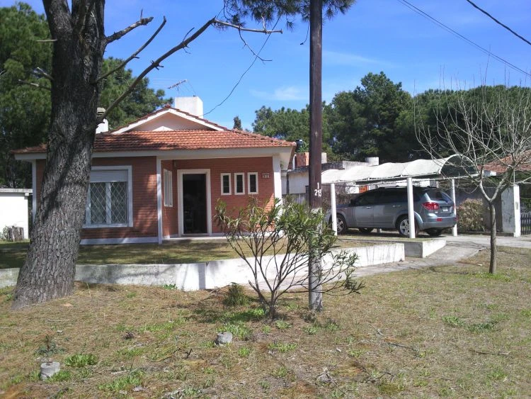 3 Ambientes - Entrada de Auto Techada - A 2 cuadras de la playa - Casa/Chalet en Aguas Verdes