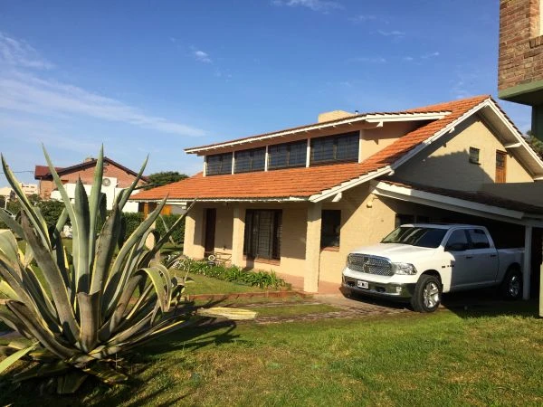 Hermoso Chalet - Clásico y funcional - A 50 m. de la playa - A 1 cuadra de Av. Libertador - Casa/Chalet en Pinamar