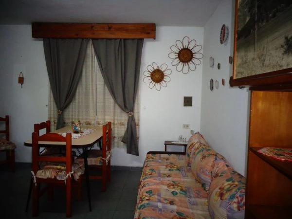 Casa Anita - 2 ambientes - Con entrada de auto cubierta. - A 8 cuadras del mar - ideal para descansar - Todo arbolado - Frente al campo de Costa Silvestre - Casa/Chalet en Aguas Verdes