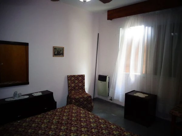 Casa Anita - 2 ambientes - Con entrada de auto cubierta. - A 8 cuadras del mar - ideal para descansar - Todo arbolado - Frente al campo de Costa Silvestre - Casa/Chalet en Aguas Verdes