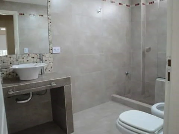 Departamentos con detalles de categoría - 2 ambientes y medio - Frente al mar, a 100 metros del Centro y a 100 metros del Muelle de Pesca. - Departamento en La Lucila del Mar