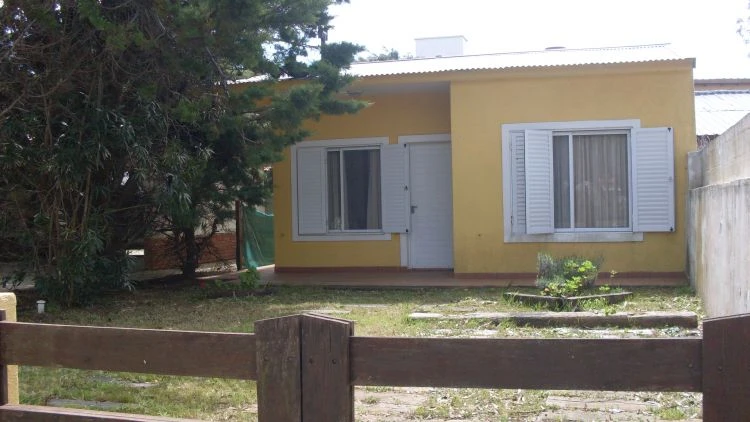 Chalet de 3 ambientes - Ubicado a pocos metros de la costanera y a una cuadra de la Av. principal. - Casa/Chalet en Aguas Verdes