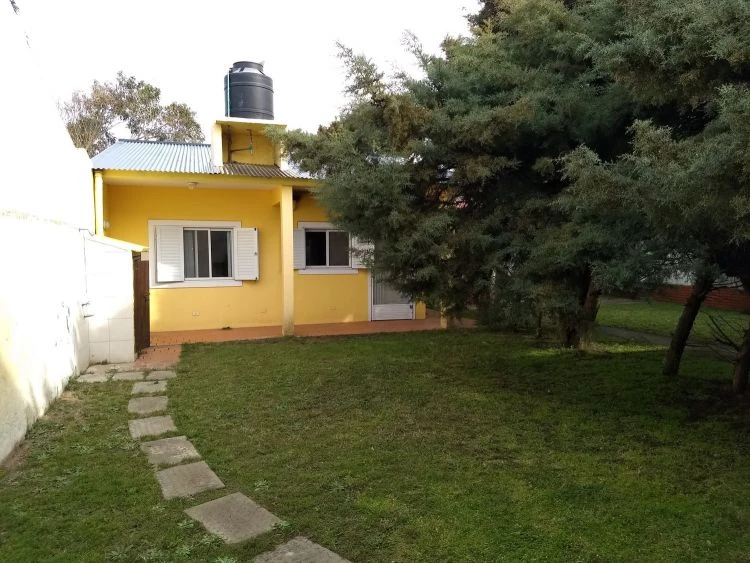Chalet de 3 ambientes - Ubicado a pocos metros de la costanera y a una cuadra de la Av. principal. - Casa/Chalet en Aguas Verdes