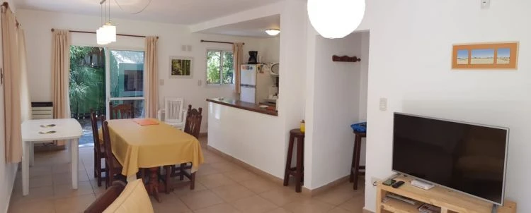 Chalet Cabaña en dos plantas, con entrada de auto privada. - Ubicado a 300mts. del mar. - Casa/Chalet en Costa del Este