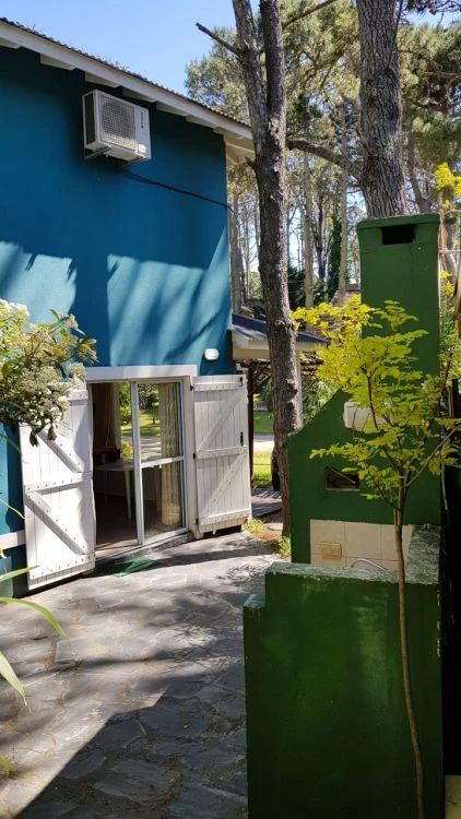 Chalet Cabaña en dos plantas, con entrada de auto privada. - Ubicado a 300mts. del mar. - Casa/Chalet en Costa del Este
