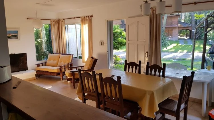 Chalet Cabaña en dos plantas, con entrada de auto privada. - Ubicado a 300mts. del mar. - Casa/Chalet en Costa del Este