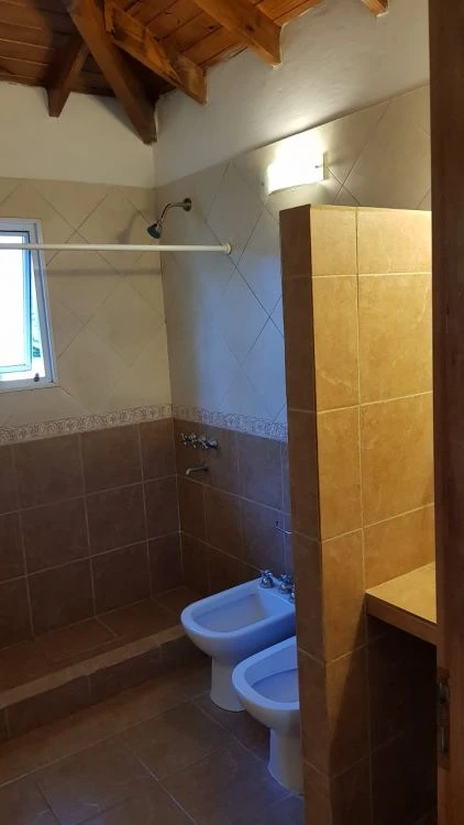 Chalet Cabaña en dos plantas, con entrada de auto privada. - Ubicado a 300mts. del mar. - Casa/Chalet en Costa del Este