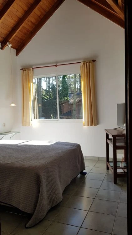 Chalet Cabaña en dos plantas, con entrada de auto privada. - Ubicado a 300mts. del mar. - Casa/Chalet en Costa del Este