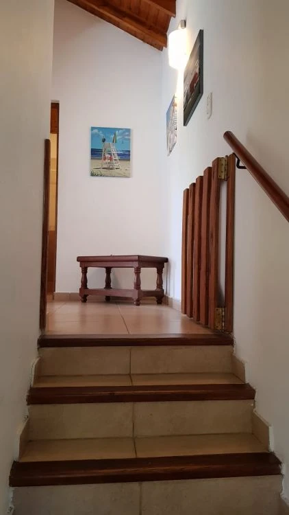 Chalet Cabaña en dos plantas, con entrada de auto privada. - Ubicado a 300mts. del mar. - Casa/Chalet en Costa del Este
