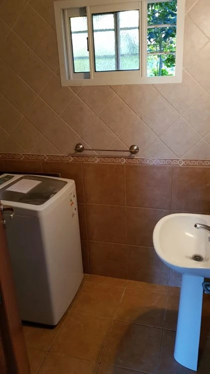 Chalet Cabaña en dos plantas, con entrada de auto privada. - Ubicado a 300mts. del mar. - Casa/Chalet en Costa del Este