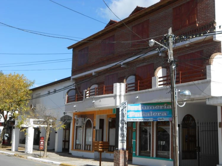 Amplios Departamentos nuevos al frente en primer piso con detalles de categoría - A 1 cuadra del mar. Zona centro. Ambientes amplios y luminosos. - Departamento en La Lucila del Mar
