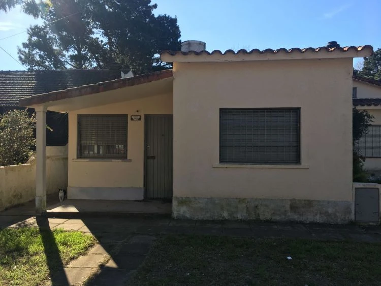 Chalet para 6 personas - Alquiler Temporada 2018 - Sobre asfalto a 1 cuadra de la ruta y 5 cuadras de la playa - Casa/Chalet en La Lucila del Mar