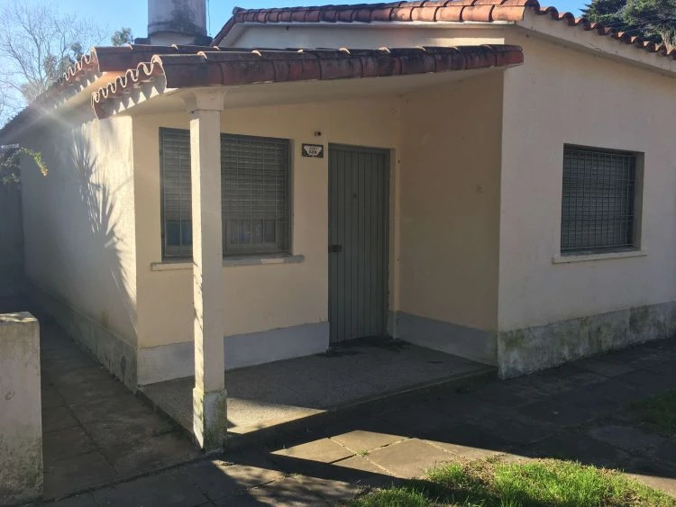 Chalet para 6 personas - Alquiler Temporada 2018 - Sobre asfalto a 1 cuadra de la ruta y 5 cuadras de la playa - Casa/Chalet en La Lucila del Mar