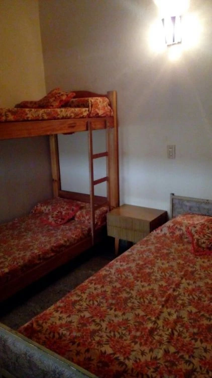 Chalet para 6 personas - Alquiler Temporada 2018 - Sobre asfalto a 1 cuadra de la ruta y 5 cuadras de la playa - Casa/Chalet en La Lucila del Mar