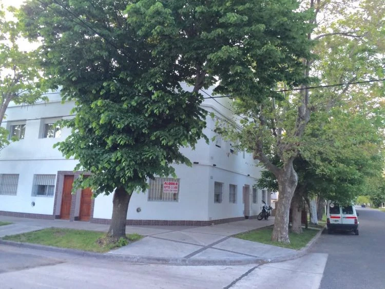 Depto amplio de 2 ambientes en zona residencial - A 3 cuadras el mar y 3 de la peatonal - Departamento en Miramar