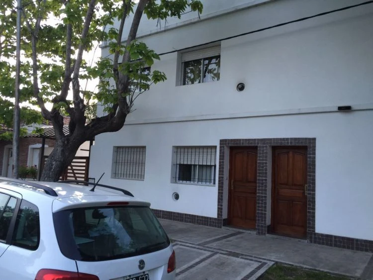 Depto amplio de 2 ambientes en zona residencial - A 3 cuadras el mar y 3 de la peatonal - Departamento en Miramar