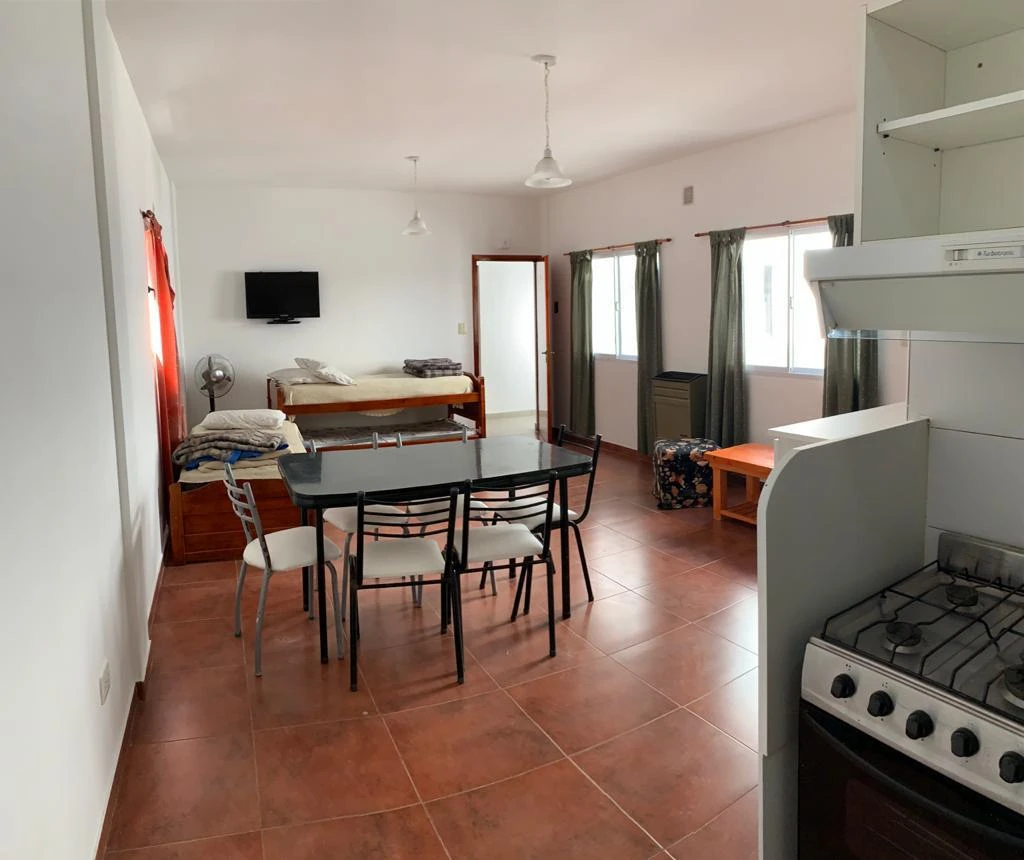 Depto amplio de 2 ambientes en zona residencial - A 3 cuadras el mar y 3 de la peatonal - Departamento en Miramar