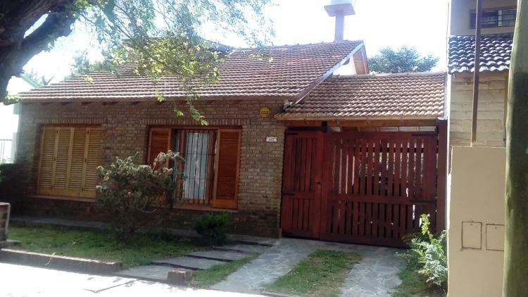 Chalet de 2 plantas con amplio Parque. - 5 ambientes - Muy bien ubicado - Casa/Chalet en San Bernardo